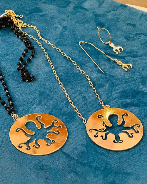 Toute la collection de bijoux poulpe sur présentoir en velours