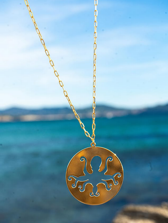 Collier Poulpe pendentif sur chaîne plaqués or sur fond de mer méditerranée
