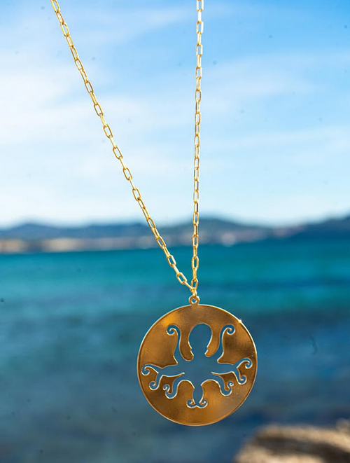 Collier Poulpe pendentif sur chaîne plaqués or sur fond de mer méditerranée