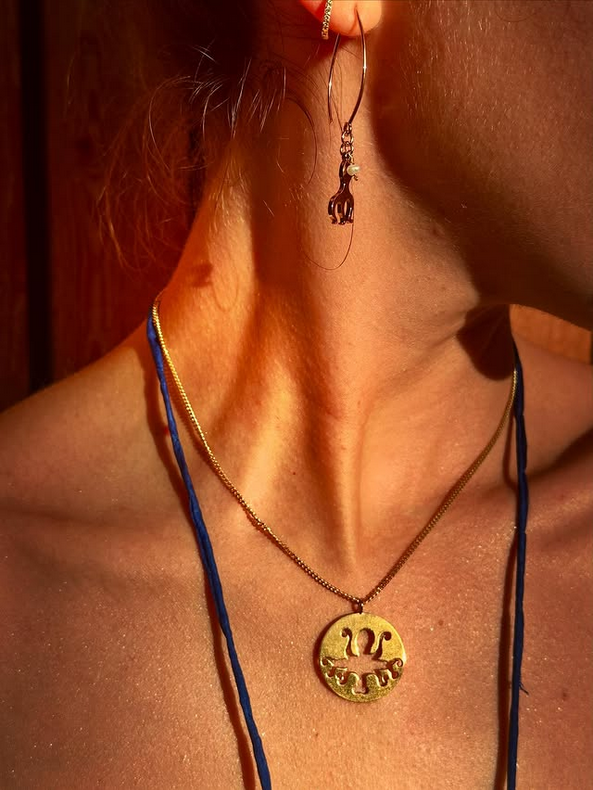 collier poulpe porté autour d'un cou de femme